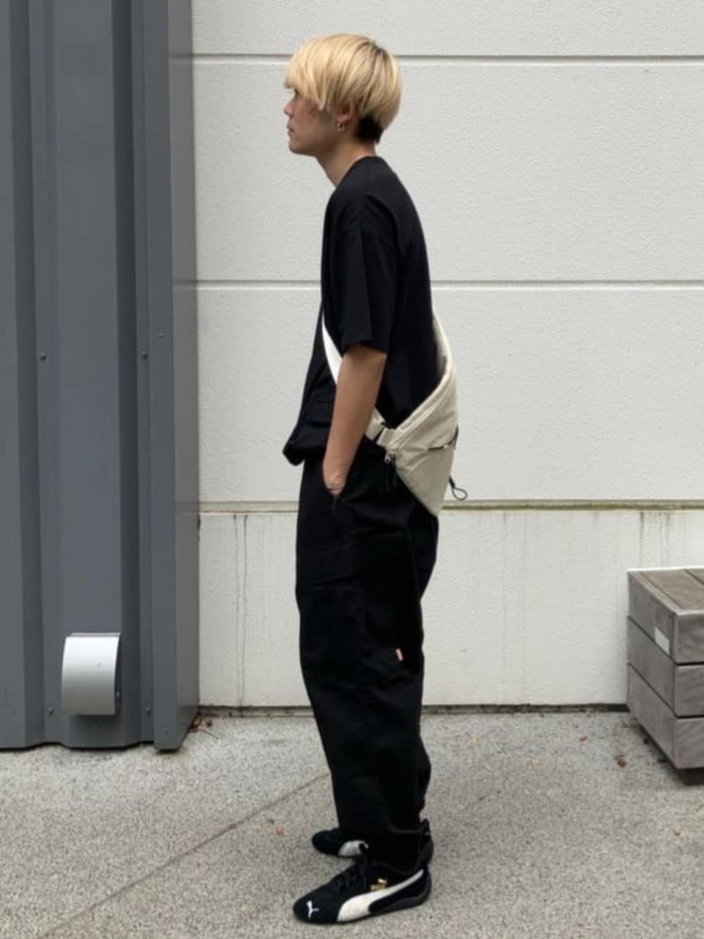 ブラック系のカーゴパンツ、ブラック系のTシャツ/カットソーを着用したメンズの夏コーディネートの2枚目の写真