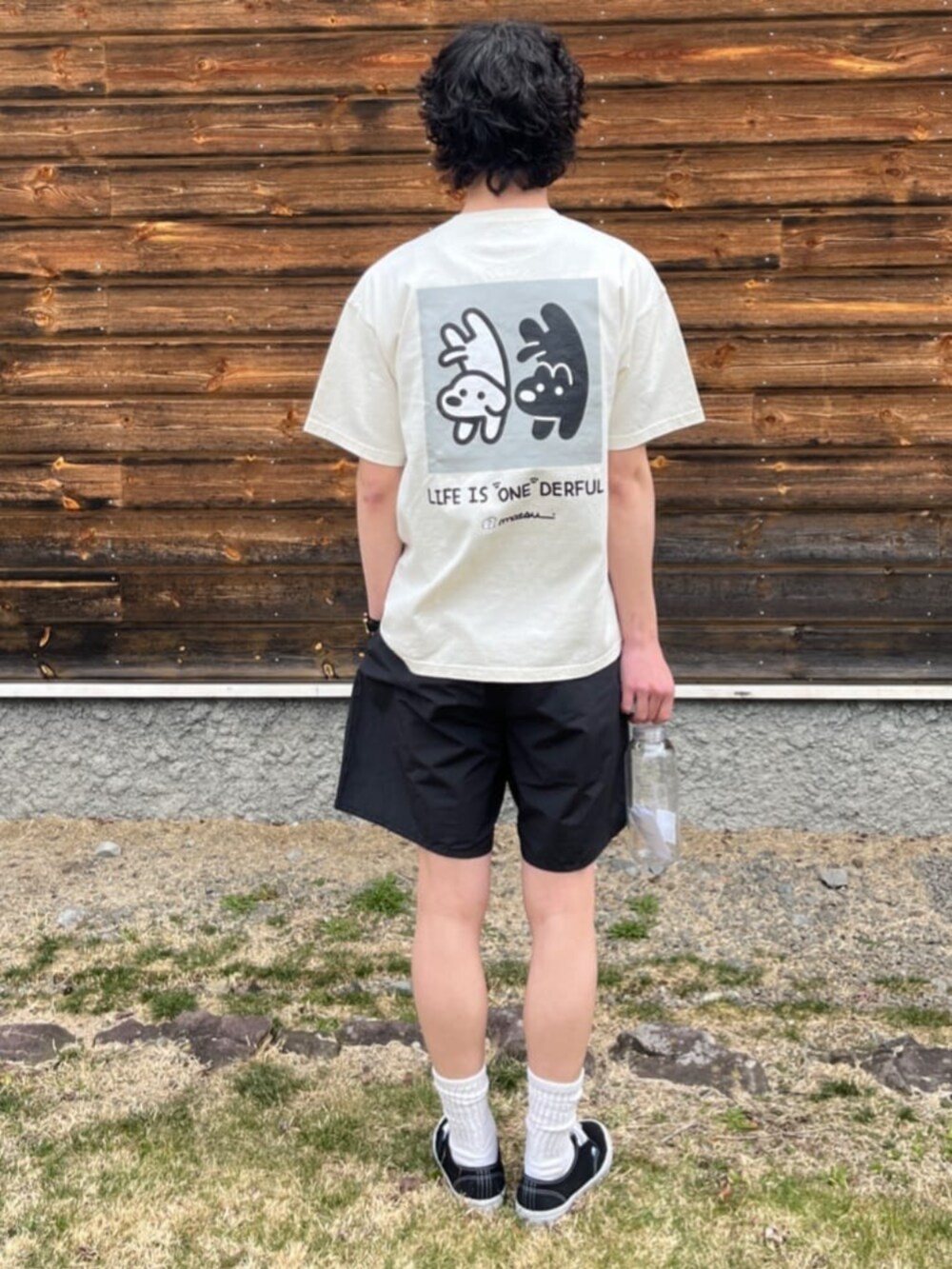 ブラック系のその他パンツ、ホワイト系のTシャツ/カットソーを着用したメンズの夏コーディネートの3枚目の写真