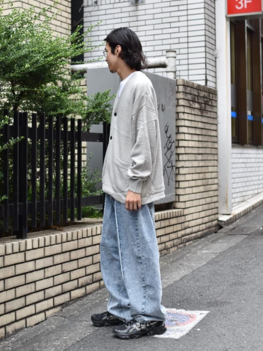 ブルー系のデニムパンツ、グレー系のカーディガン/ボレロを着用したメンズの夏コーディネートの2枚目の写真