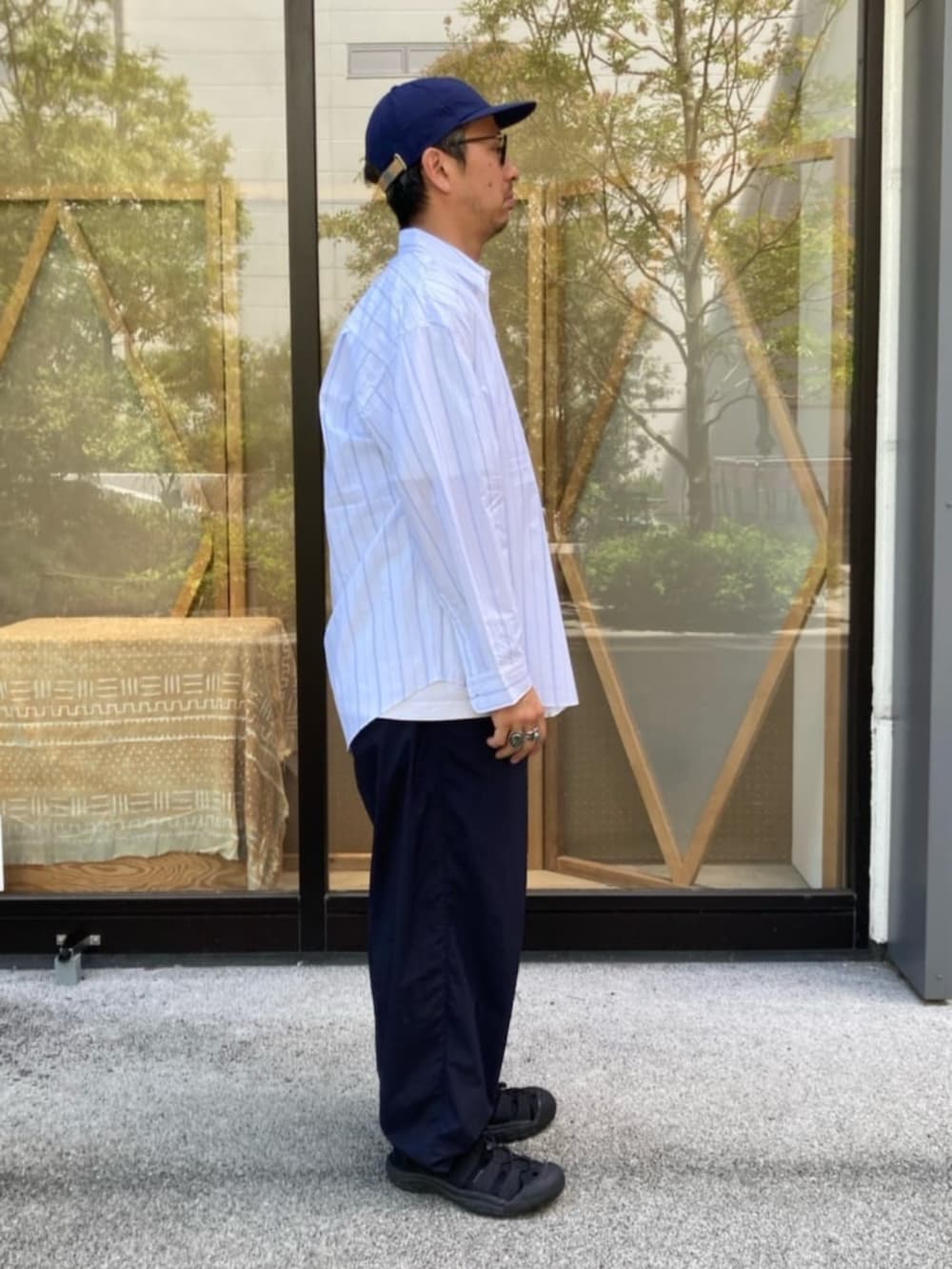 ホワイト系のシャツ/ブラウス、ホワイト系のシャツ/ブラウス、ブルー系のその他パンツを着用したメンズの夏コーディネートの2枚目の写真