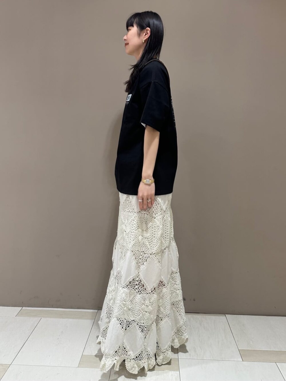 ブラック系のTシャツ/カットソーを着用したレディースの春コーディネートの2枚目の写真