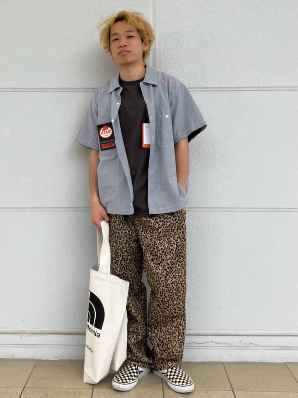 ブラック系のTシャツ/カットソーを着用したメンズの夏コーディネートの2枚目の写真