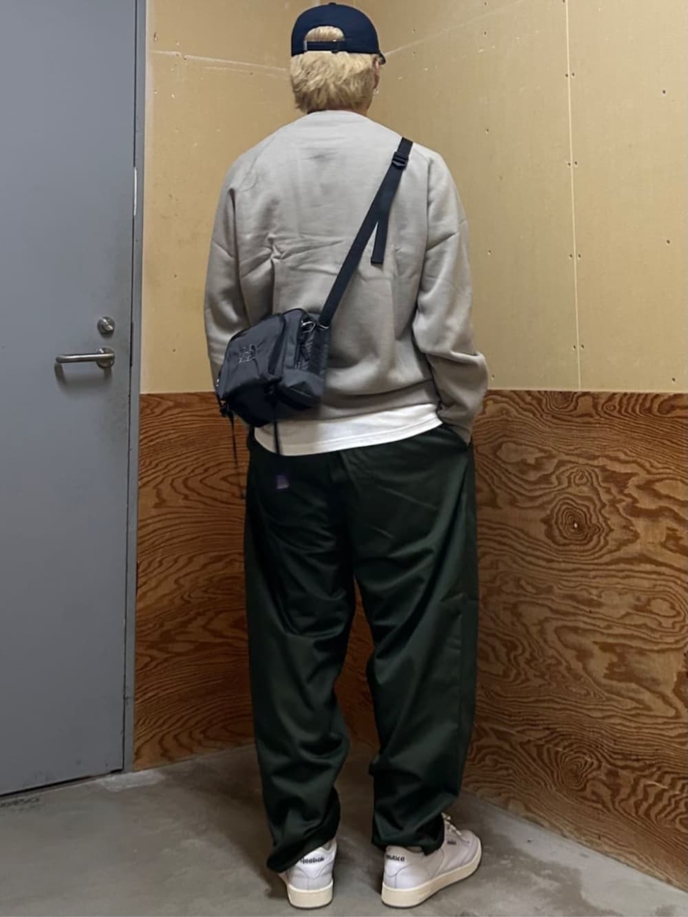 ベージュ系のスウェット、グリーン系のチノパンツ、ホワイト系のTシャツ/カットソーを着用したメンズの秋コーディネートの3枚目の写真