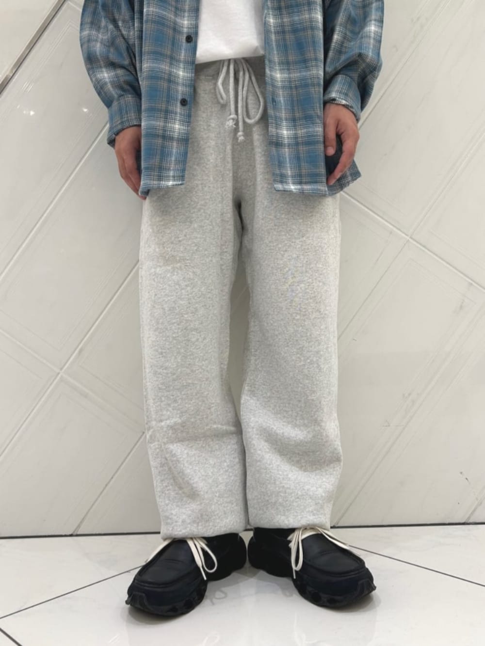 グレー系のスウェットパンツ、ブルー系のシャツ/ブラウスを着用したメンズの夏コーディネートの3枚目の写真