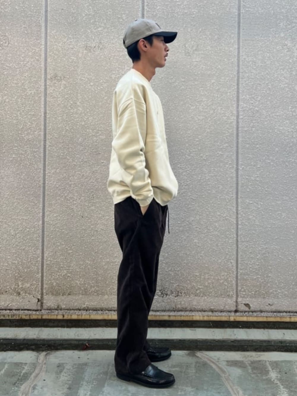ホワイト系のスウェット、ブラック系のその他パンツを着用したメンズの秋コーディネートの2枚目の写真