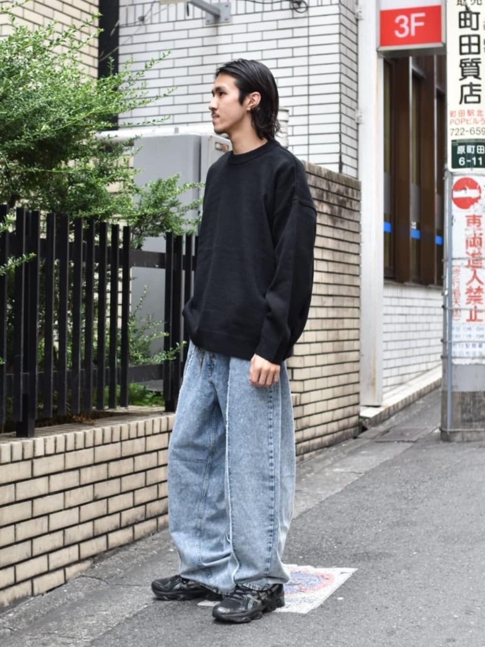 ブルー系のデニムパンツ、ブラック系のニット/セーターを着用したメンズの夏コーディネートの2枚目の写真