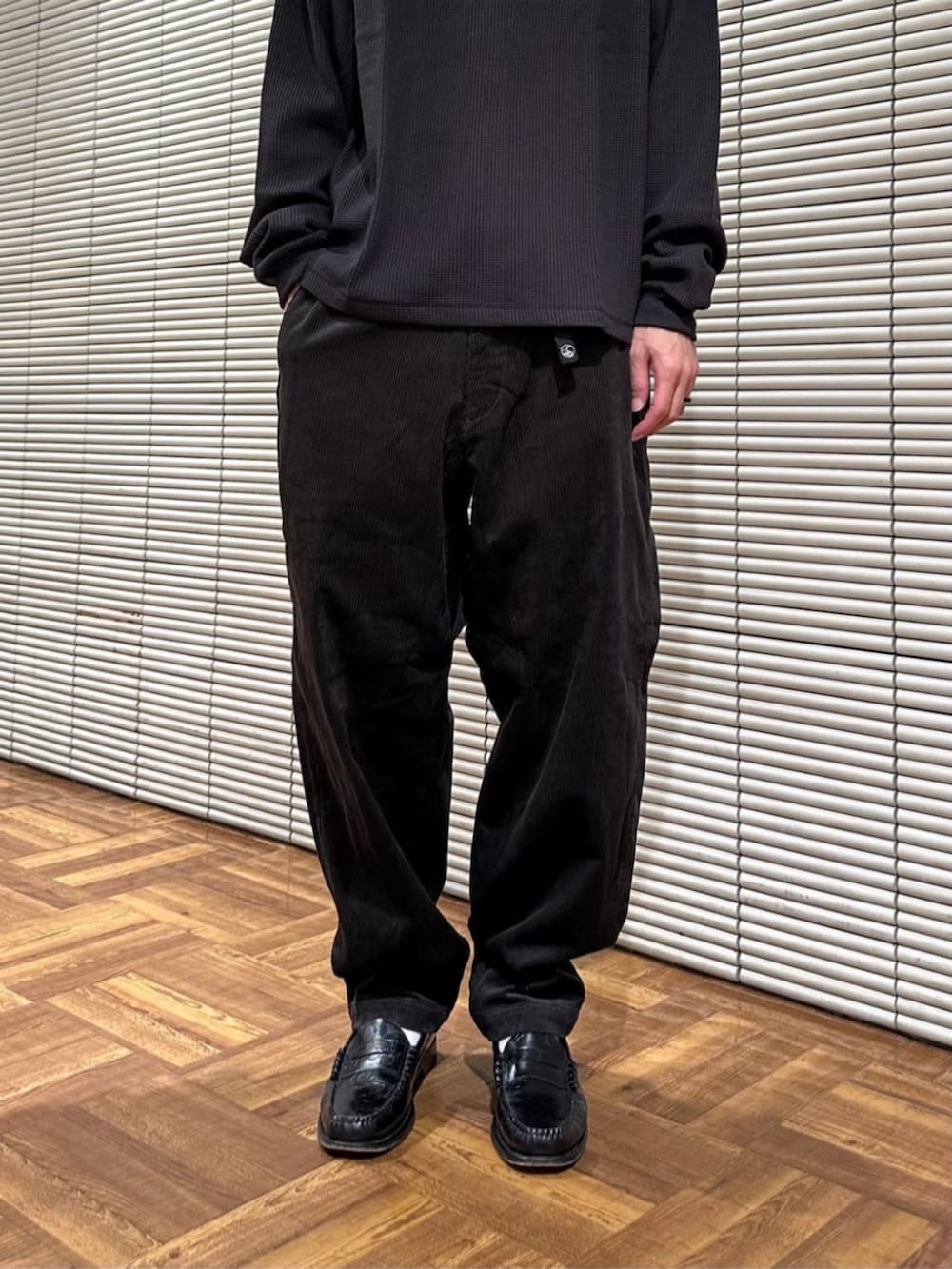 ベージュ系のスウェット、グレー系のその他パンツを着用したメンズの秋コーディネートの3枚目の写真