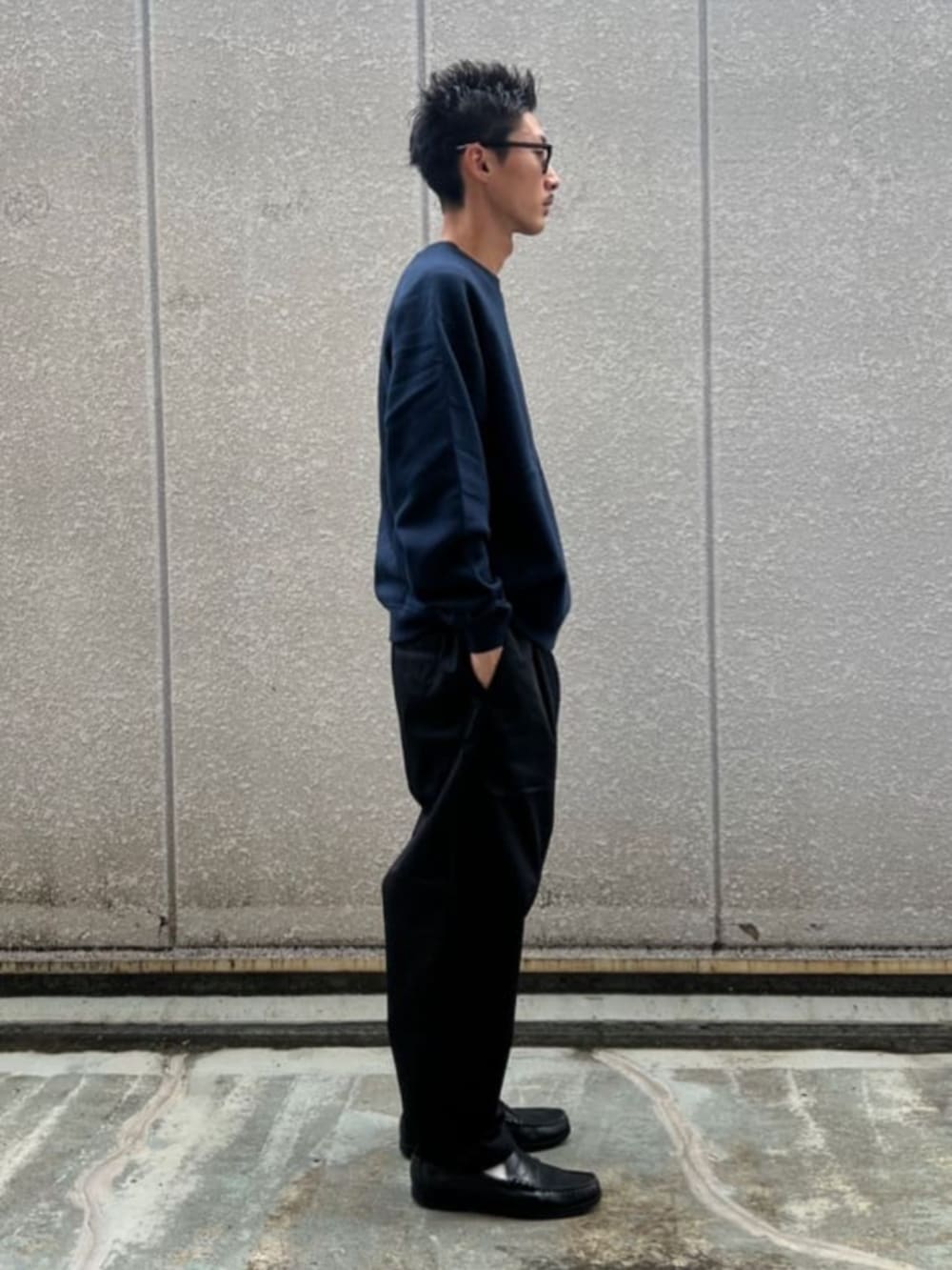 ブラック系のスウェット、ブラック系のチノパンツを着用したメンズの秋コーディネートの2枚目の写真