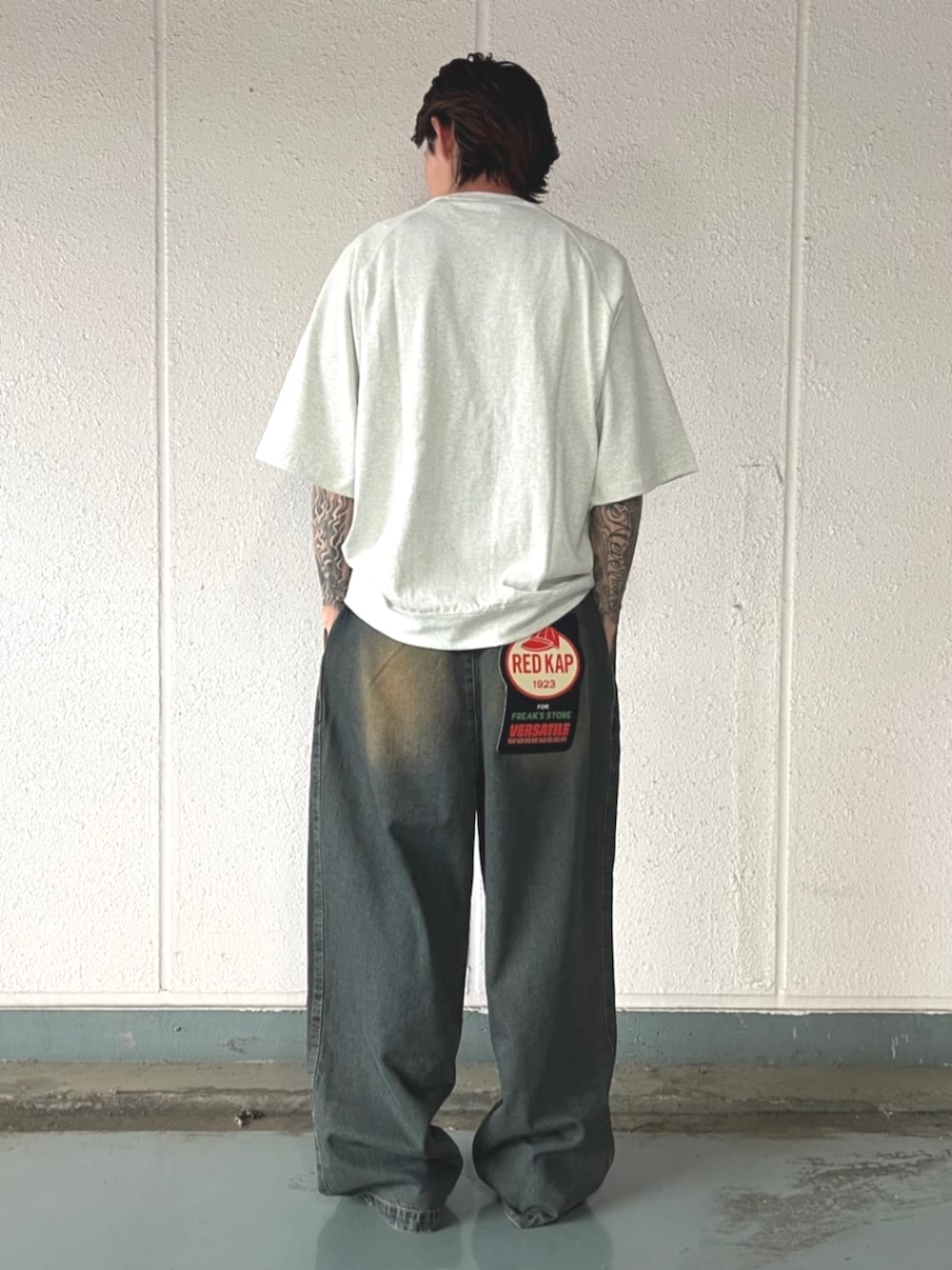 グレー系のTシャツ/カットソー、ブルー系のデニムパンツを着用したメンズの夏コーディネートの3枚目の写真