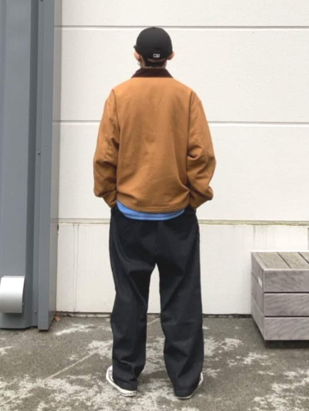 ベージュ系のブルゾン、ブラック系のデニムパンツを着用したメンズの秋コーディネートの3枚目の写真