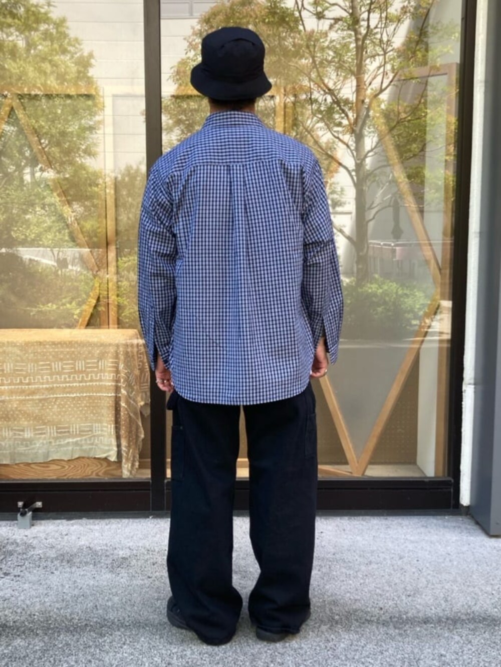 ブラック系のデニムパンツ、ホワイト系のTシャツ/カットソー、ホワイト系のTシャツ/カットソーを着用したメンズの夏コーディネートの3枚目の写真