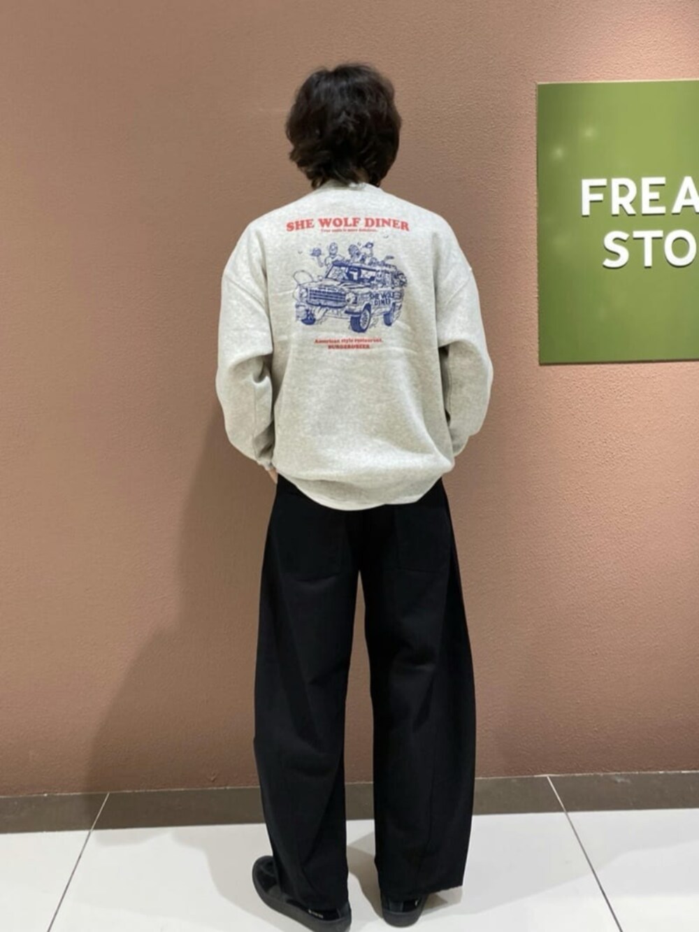 ブラック系のチノパンツ、グレー系のスウェットを着用したメンズの秋コーディネートの3枚目の写真