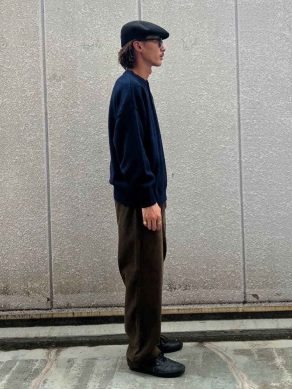 ブルー系のニット/セーター、グリーン系のその他パンツを着用したメンズの秋コーディネートの2枚目の写真