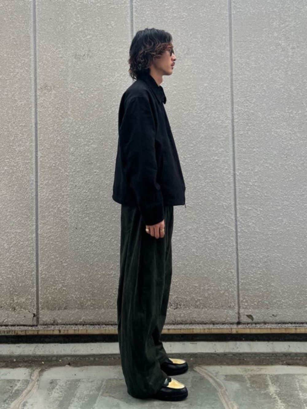 ブラック系のブルゾン、ブラック系のその他パンツを着用したメンズの秋コーディネートの2枚目の写真