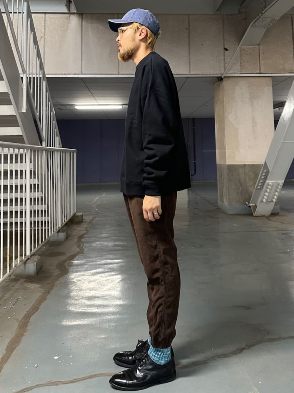 ブラック系のスウェット、ブラウン系のその他パンツを着用したメンズの秋コーディネートの2枚目の写真