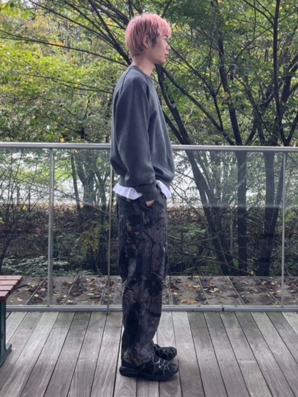 ホワイト系のTシャツ/カットソー、グレー系のニット/セーター、その他のカーゴパンツを着用したメンズの秋コーディネートの2枚目の写真