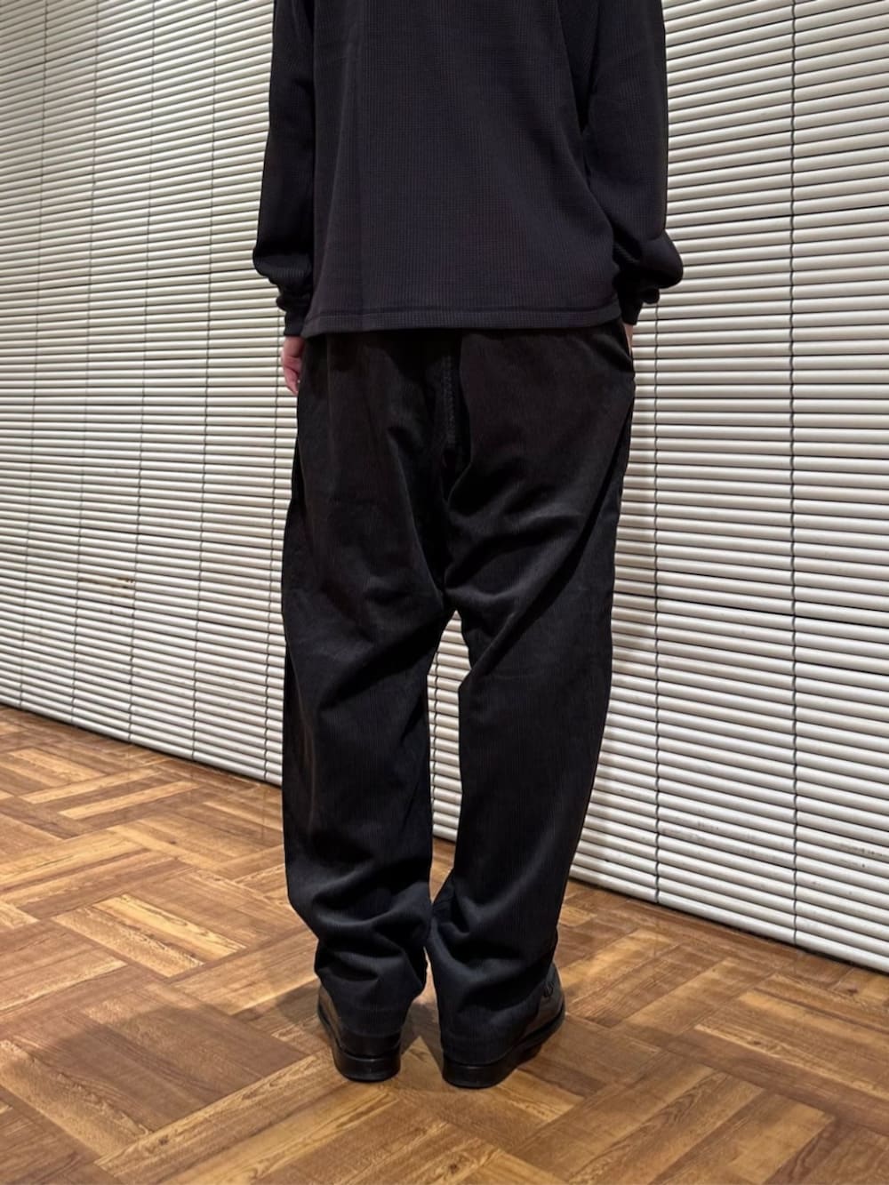 ベージュ系のスウェット、グレー系のその他パンツを着用したメンズの秋コーディネートの5枚目の写真