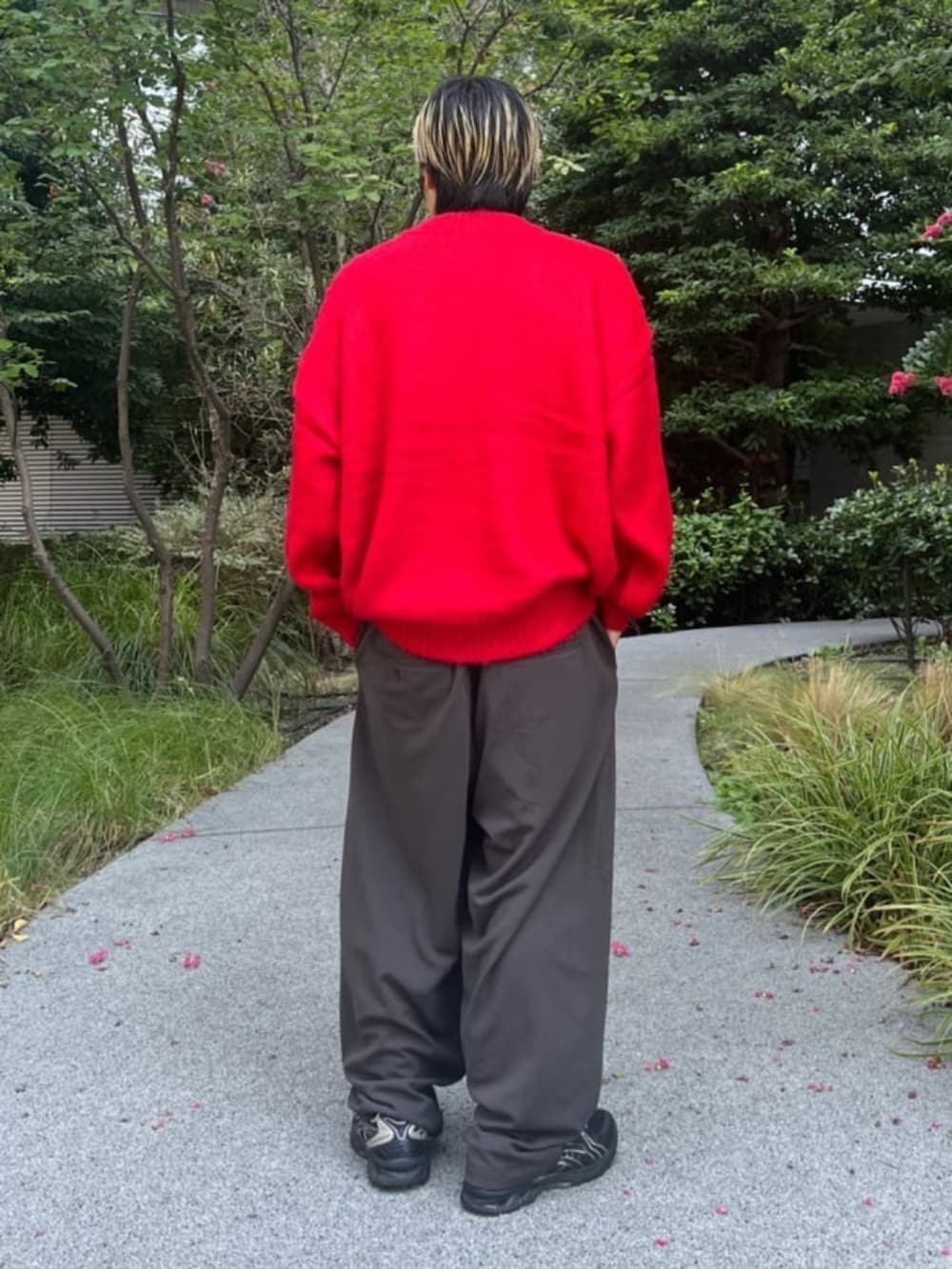 レッド系のニット/セーター、グレー系のセットアップを着用したメンズの夏コーディネートの3枚目の写真