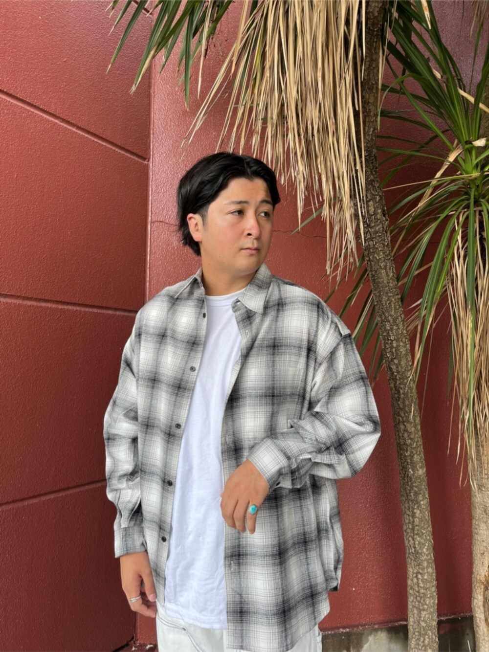 ホワイト系のデニムパンツ、ホワイト系のシャツ/ブラウスを着用したメンズの夏コーディネートの3枚目の写真