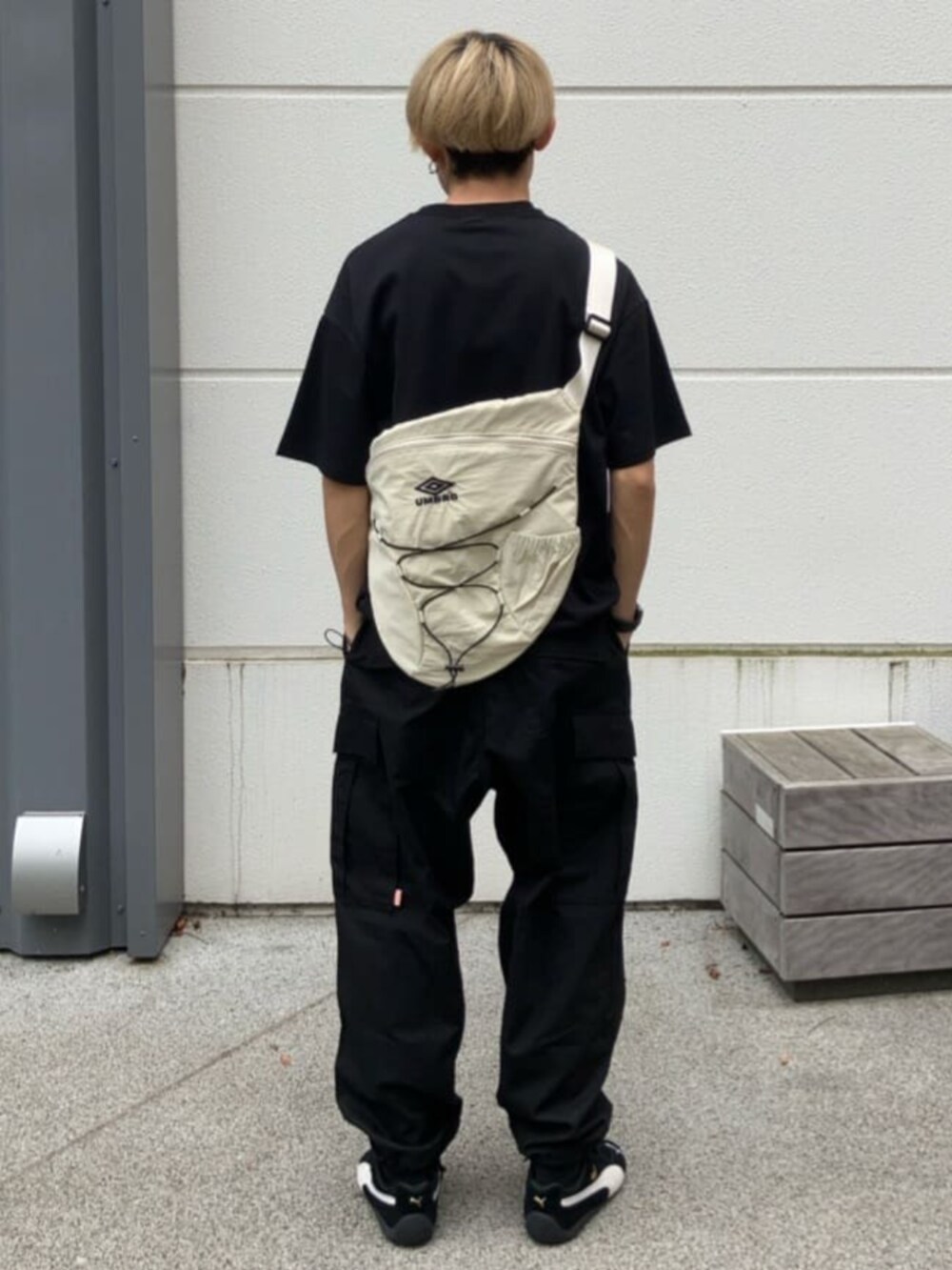 ブラック系のカーゴパンツ、ブラック系のTシャツ/カットソーを着用したメンズの夏コーディネートの3枚目の写真