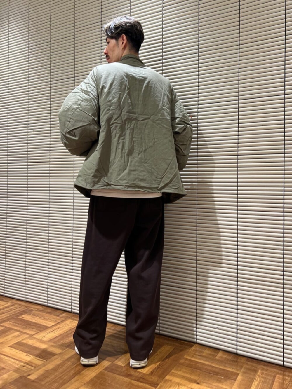 グリーン系のブルゾンを着用したメンズの秋コーディネートの2枚目の写真