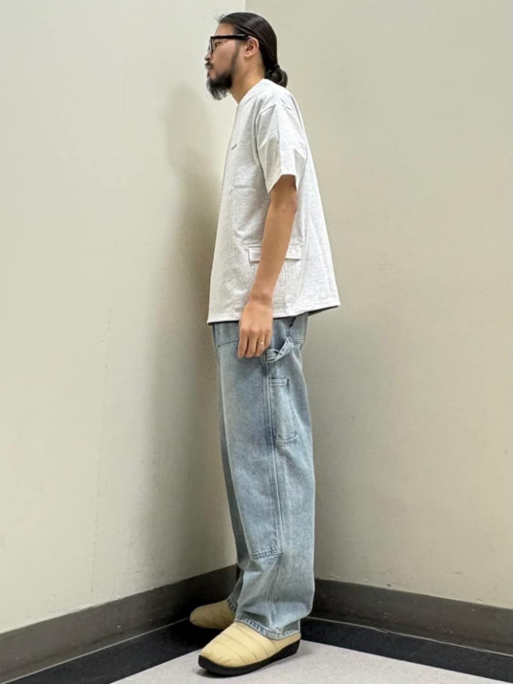 ブルー系のデニムパンツ、グレー系のTシャツ/カットソーを着用したメンズの春コーディネートの2枚目の写真