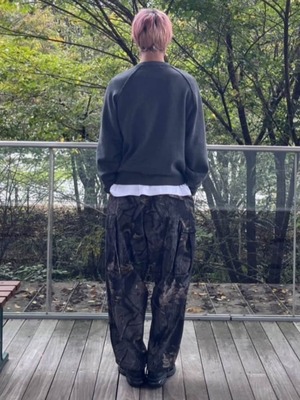 ホワイト系のTシャツ/カットソー、グレー系のニット/セーター、その他のカーゴパンツを着用したメンズの秋コーディネートの3枚目の写真