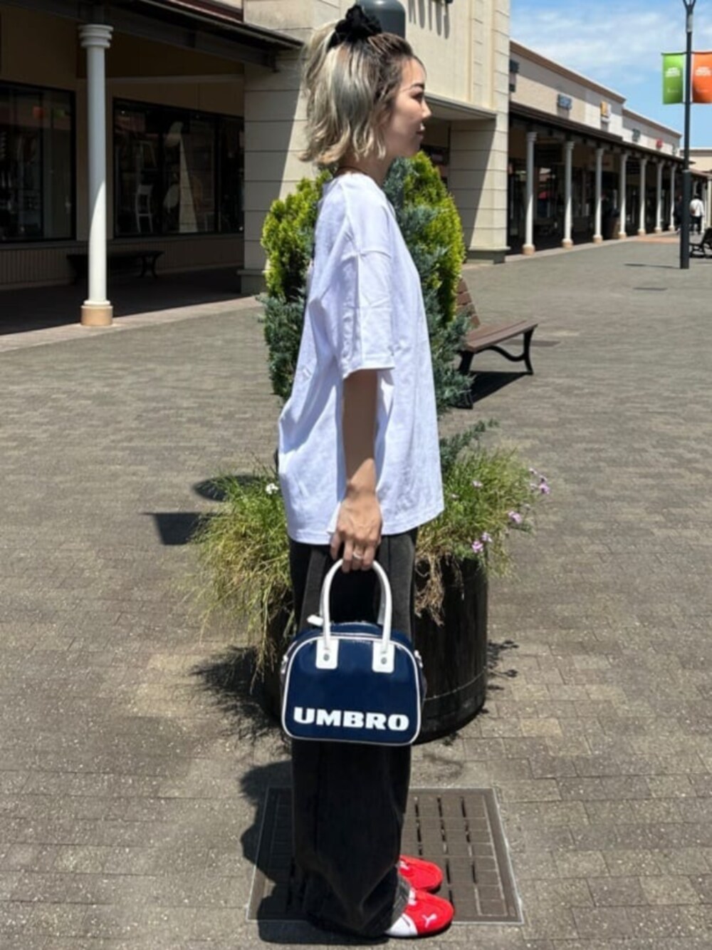 ホワイト系のTシャツ/カットソーを着用したレディースの夏コーディネートの3枚目の写真