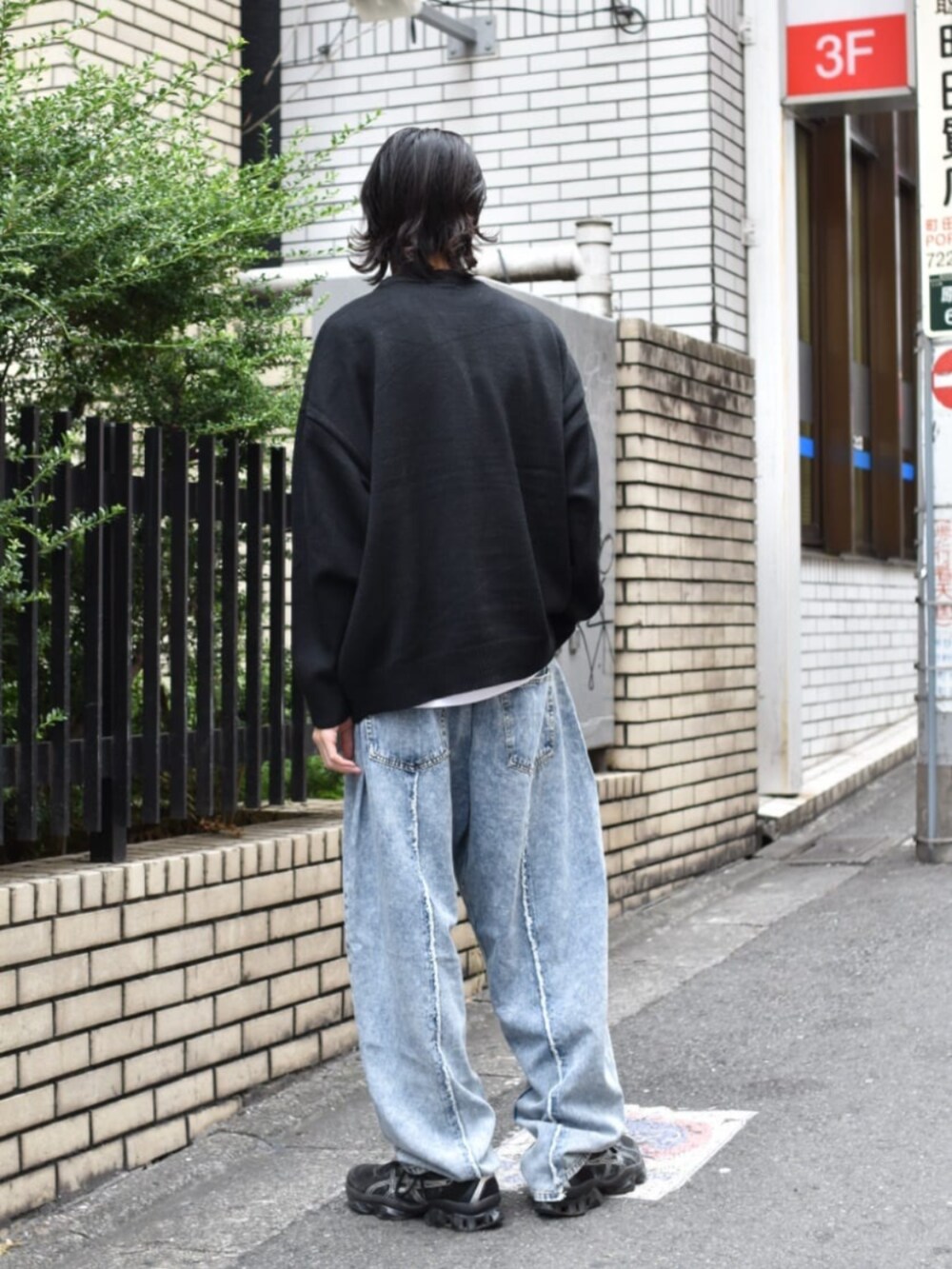 ブルー系のデニムパンツ、ブラック系のニット/セーターを着用したメンズの夏コーディネートの3枚目の写真