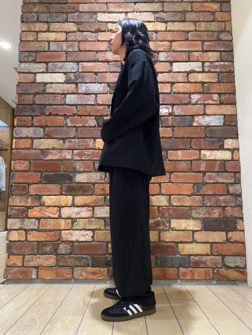 ブラック系のスニーカー、ブラック系のセットアップ、ブラック系のTシャツ/カットソーを着用したメンズの夏コーディネートの2枚目の写真