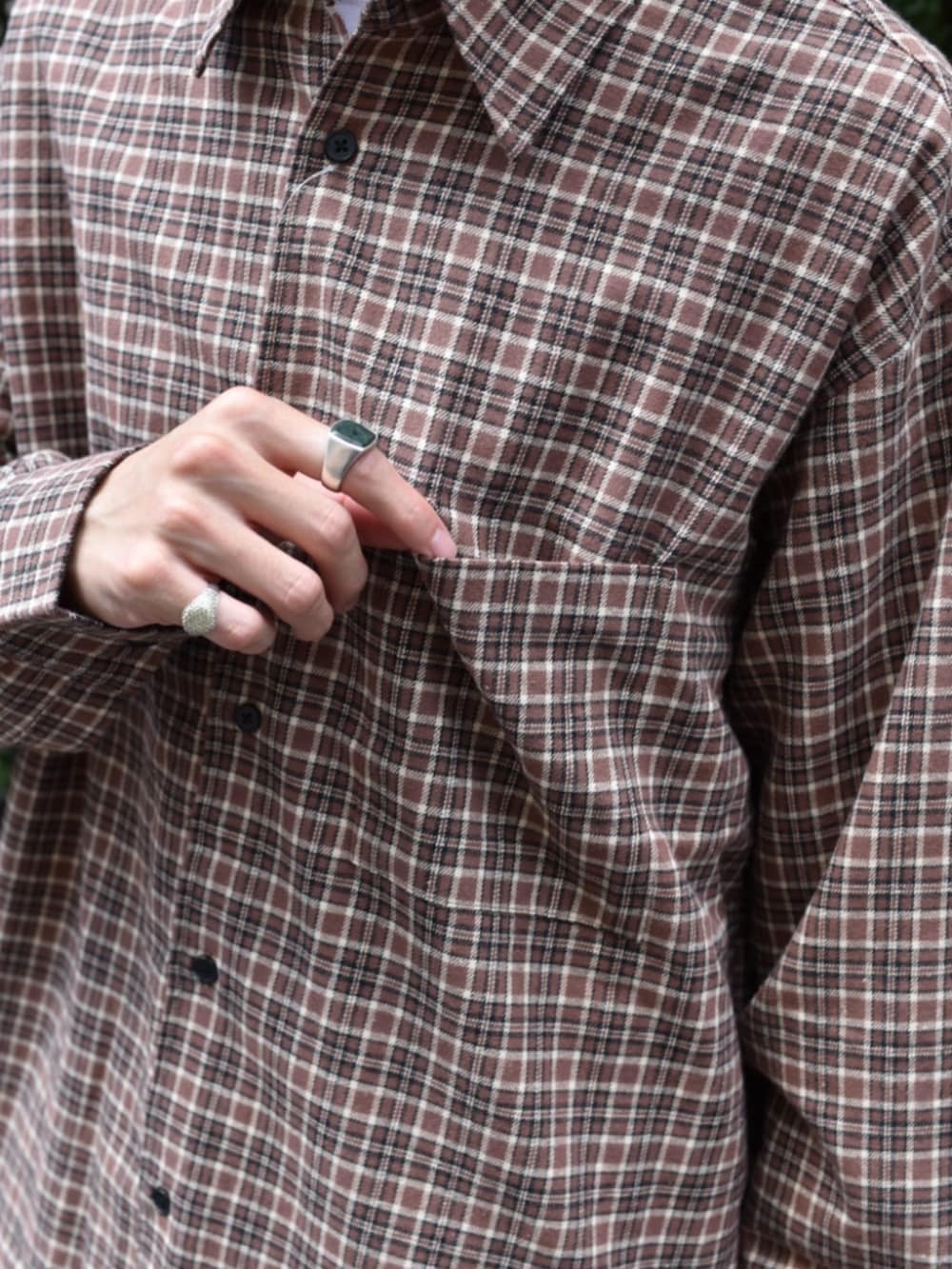 グレー系のチノパンツ、ブラウン系のシャツ/ブラウスを着用したメンズの秋コーディネートの4枚目の写真