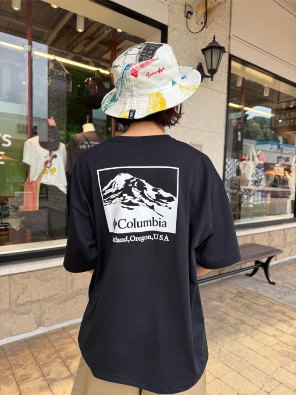 ブラック系のTシャツ/カットソーを着用したメンズの夏コーディネートの2枚目の写真