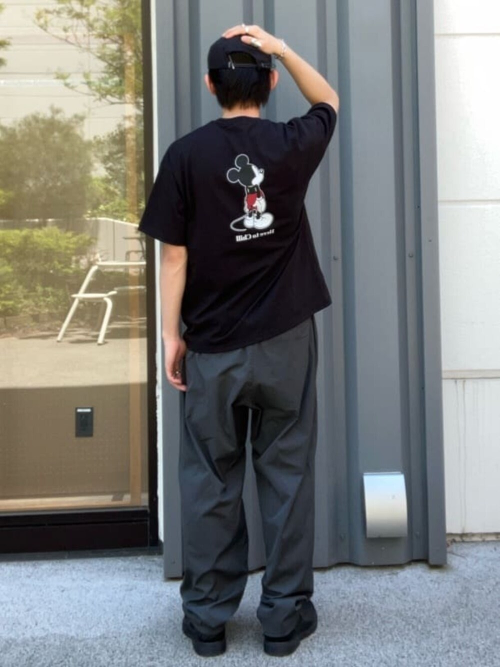 ブラック系のTシャツ/カットソー、グレー系のその他パンツ、ブラック系のキャップを着用したメンズの夏コーディネートの2枚目の写真