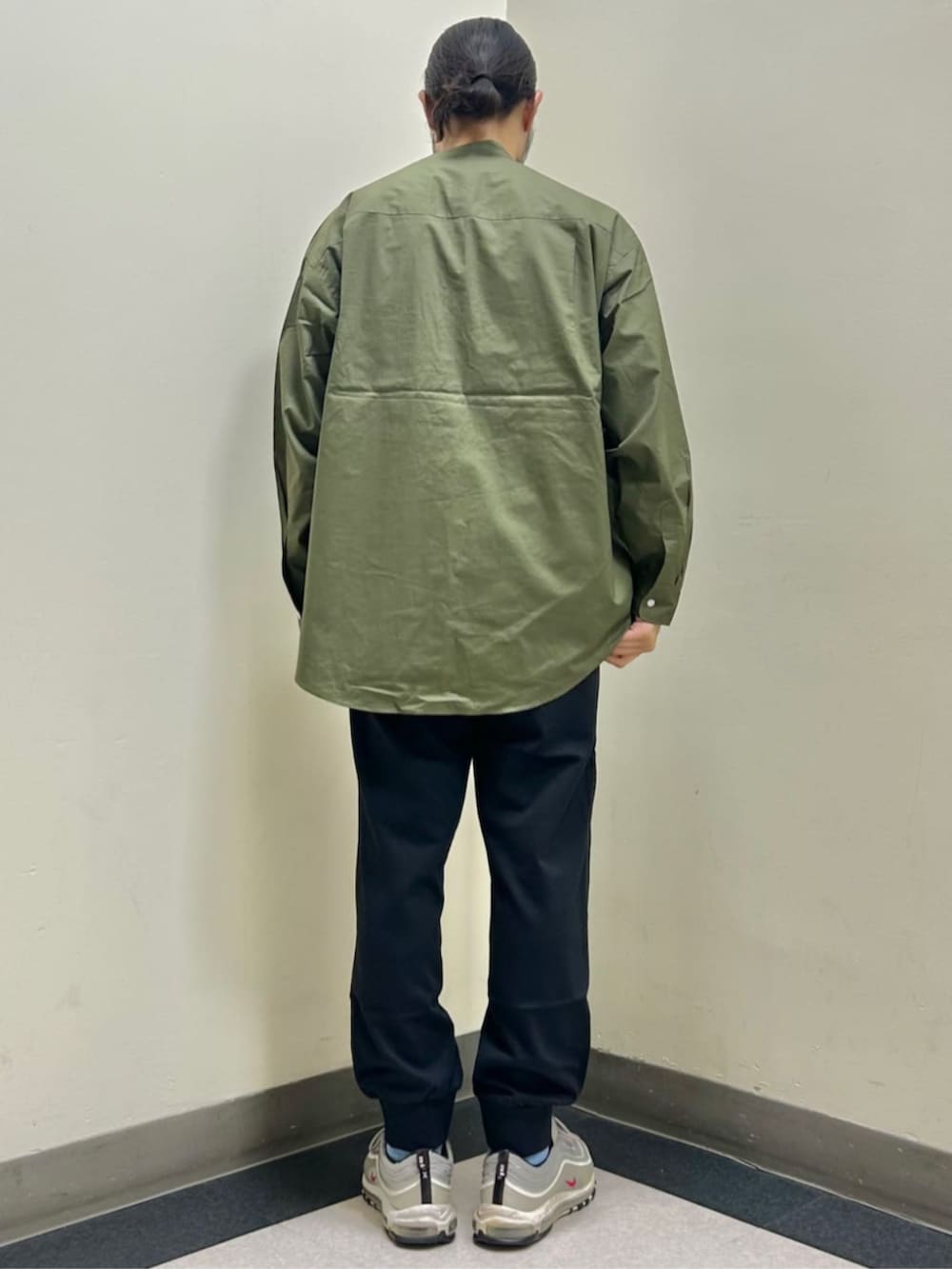 グリーン系のシャツ/ブラウス、ブラック系のその他パンツを着用したメンズの夏コーディネートの3枚目の写真