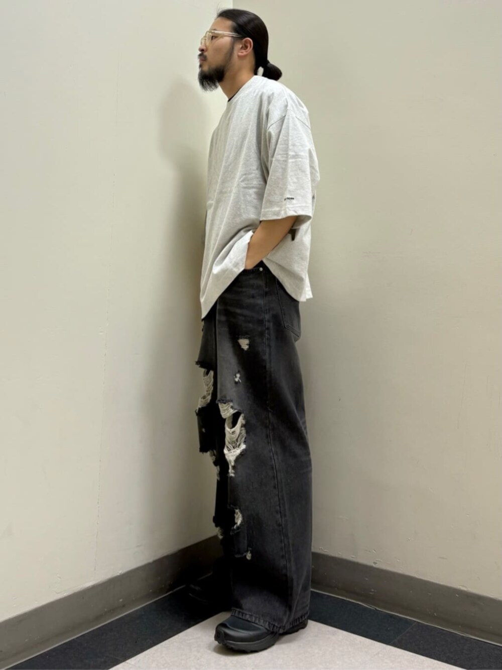 グレー系のTシャツ/カットソー、ブラック系のその他パンツを着用したメンズの春コーディネートの2枚目の写真