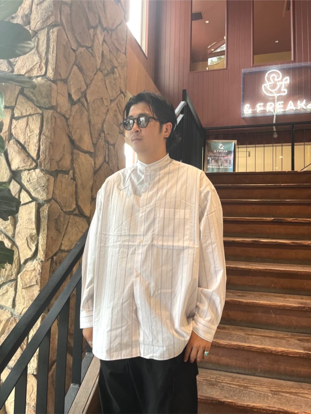 ブラック系のカーゴパンツ、ホワイト系のシャツ/ブラウス、ブラウン系のサングラスを着用したメンズの夏コーディネートの3枚目の写真