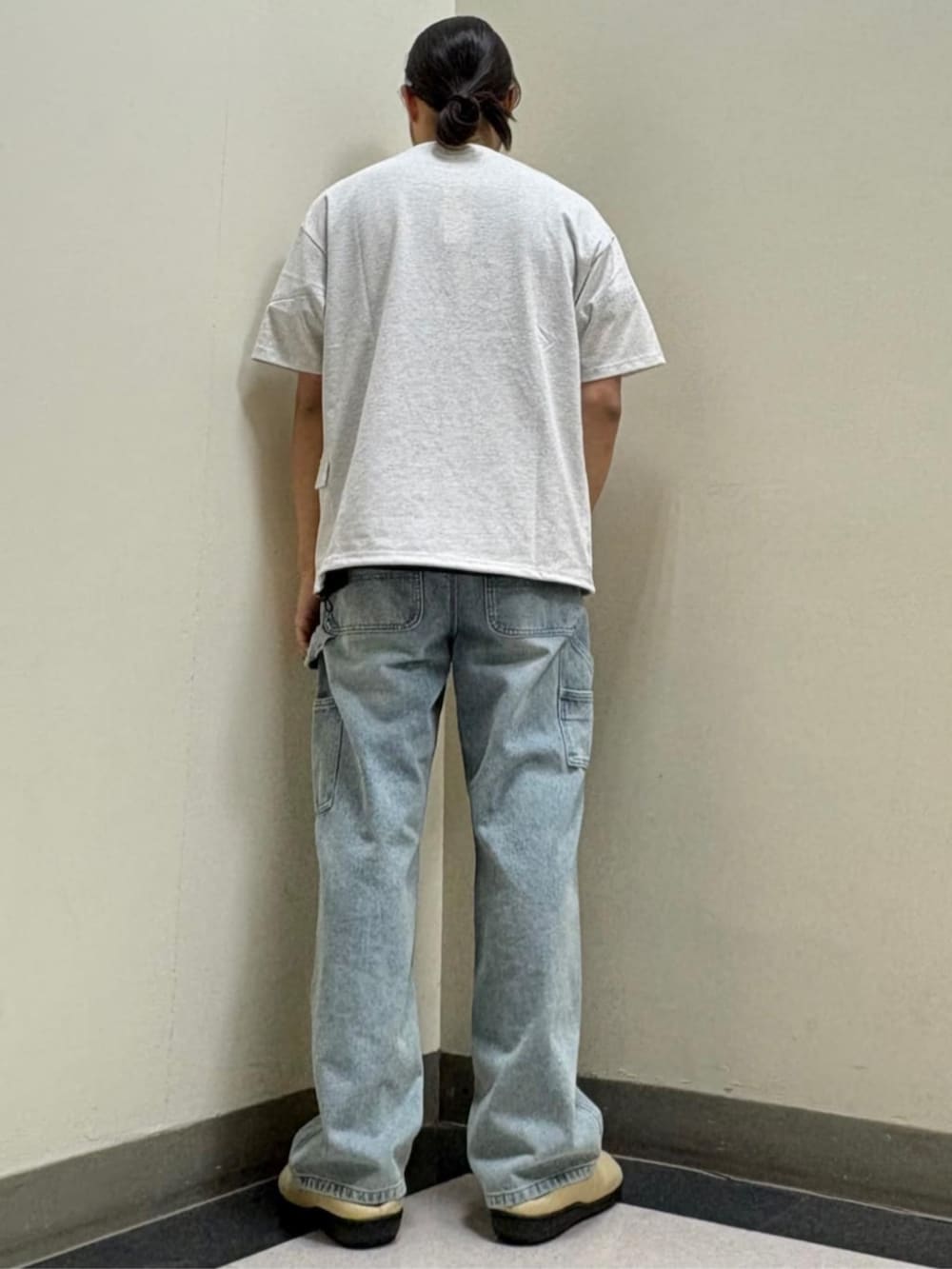 ブルー系のデニムパンツ、グレー系のTシャツ/カットソーを着用したメンズの春コーディネートの3枚目の写真