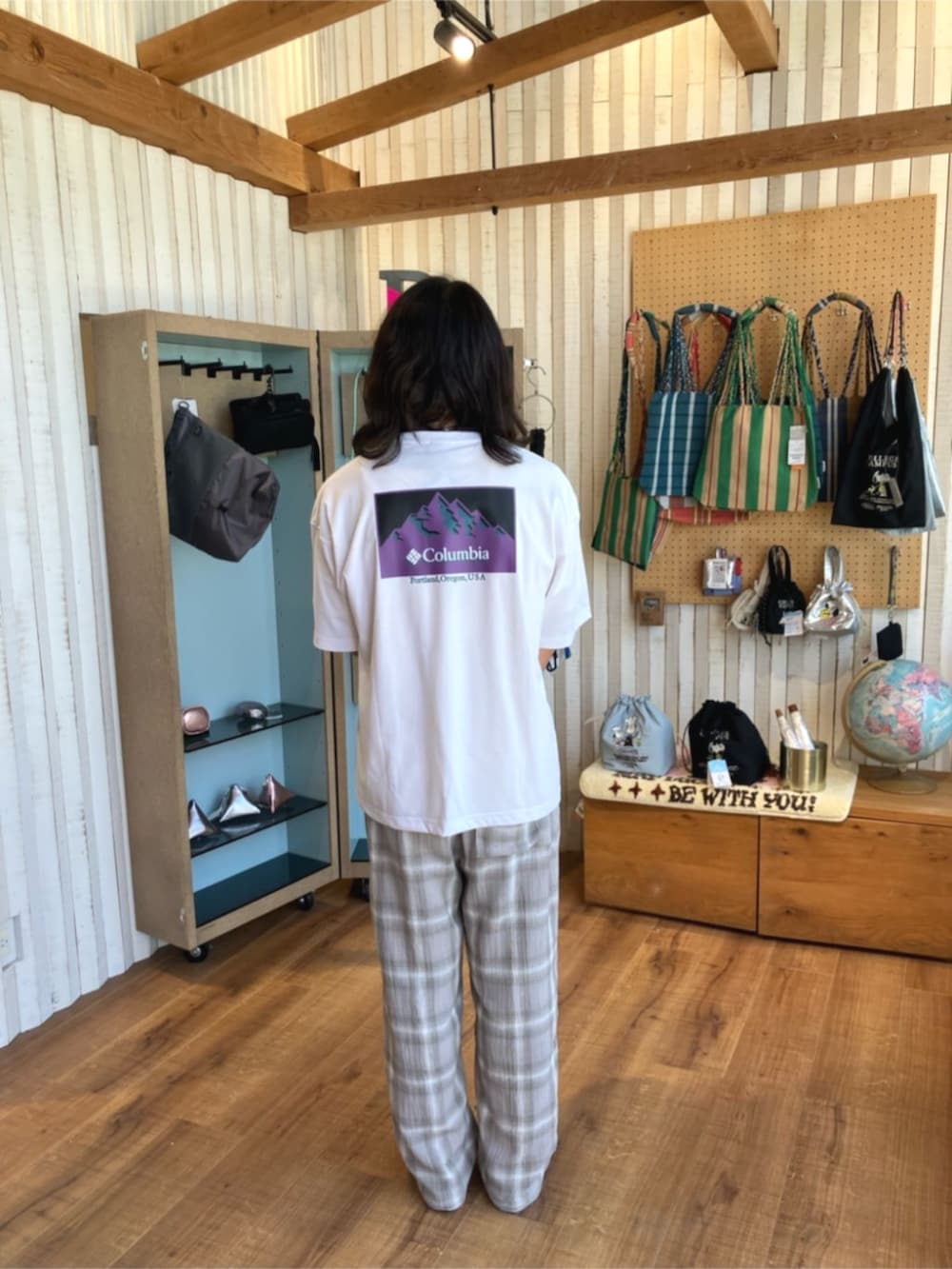 ホワイト系のTシャツ/カットソーを着用したメンズの夏コーディネートの2枚目の写真