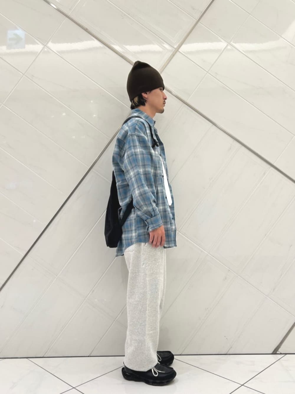 グレー系のスウェットパンツ、ブルー系のシャツ/ブラウスを着用したメンズの夏コーディネートの2枚目の写真