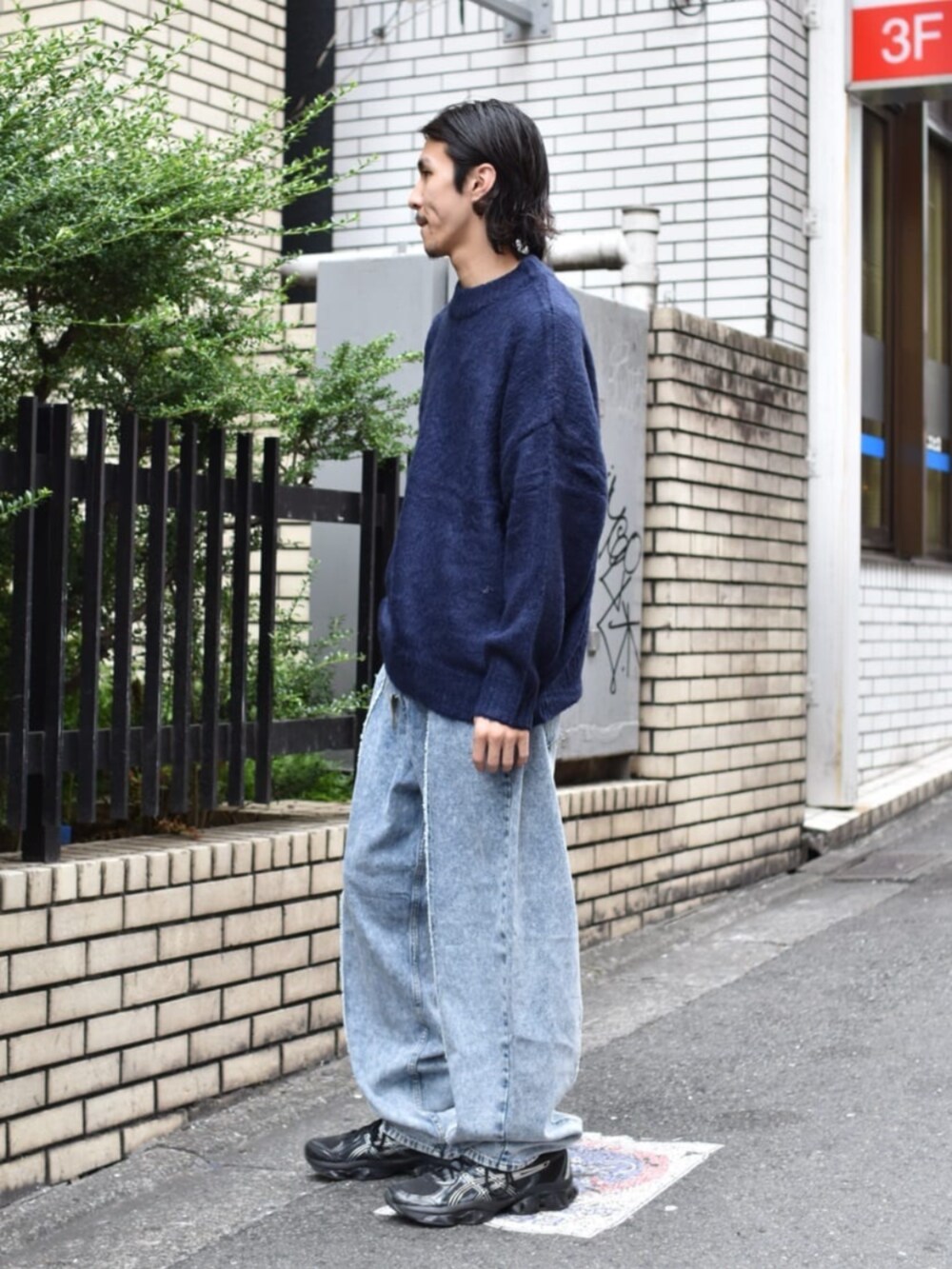 ブルー系のデニムパンツ、ブルー系のニット/セーターを着用したメンズの夏コーディネートの2枚目の写真