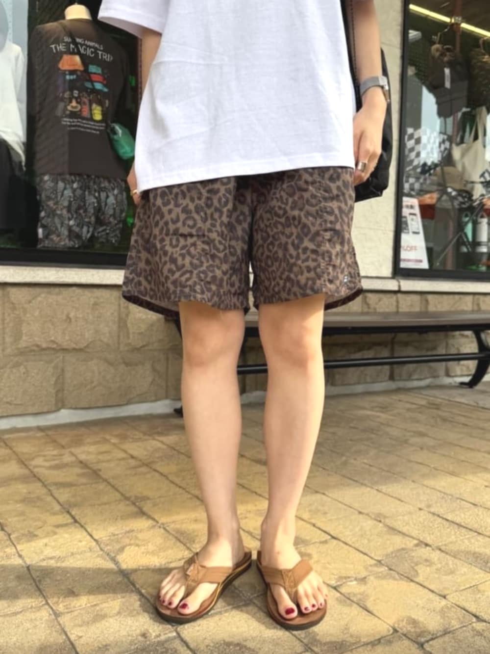 その他のその他パンツ、ホワイト系のTシャツ/カットソーを着用したレディースの夏コーディネートの2枚目の写真