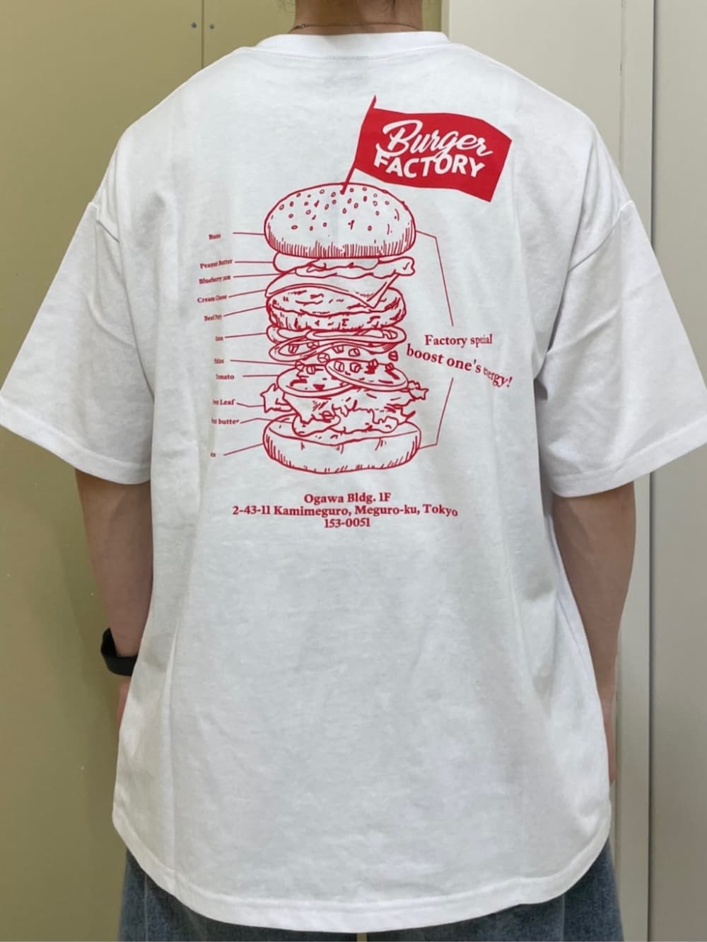 ホワイト系のTシャツ/カットソー、ベージュ系のチノパンツを着用したメンズの夏コーディネートの4枚目の写真