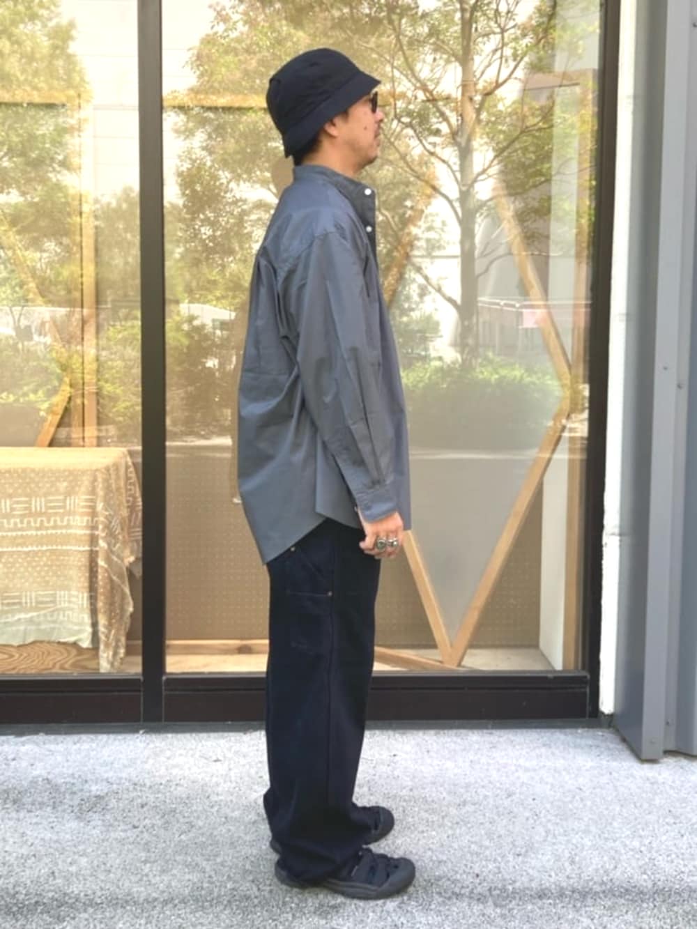 ブラック系のデニムパンツ、グレー系のシャツ/ブラウス、ホワイト系のTシャツ/カットソーを着用したメンズの夏コーディネートの2枚目の写真