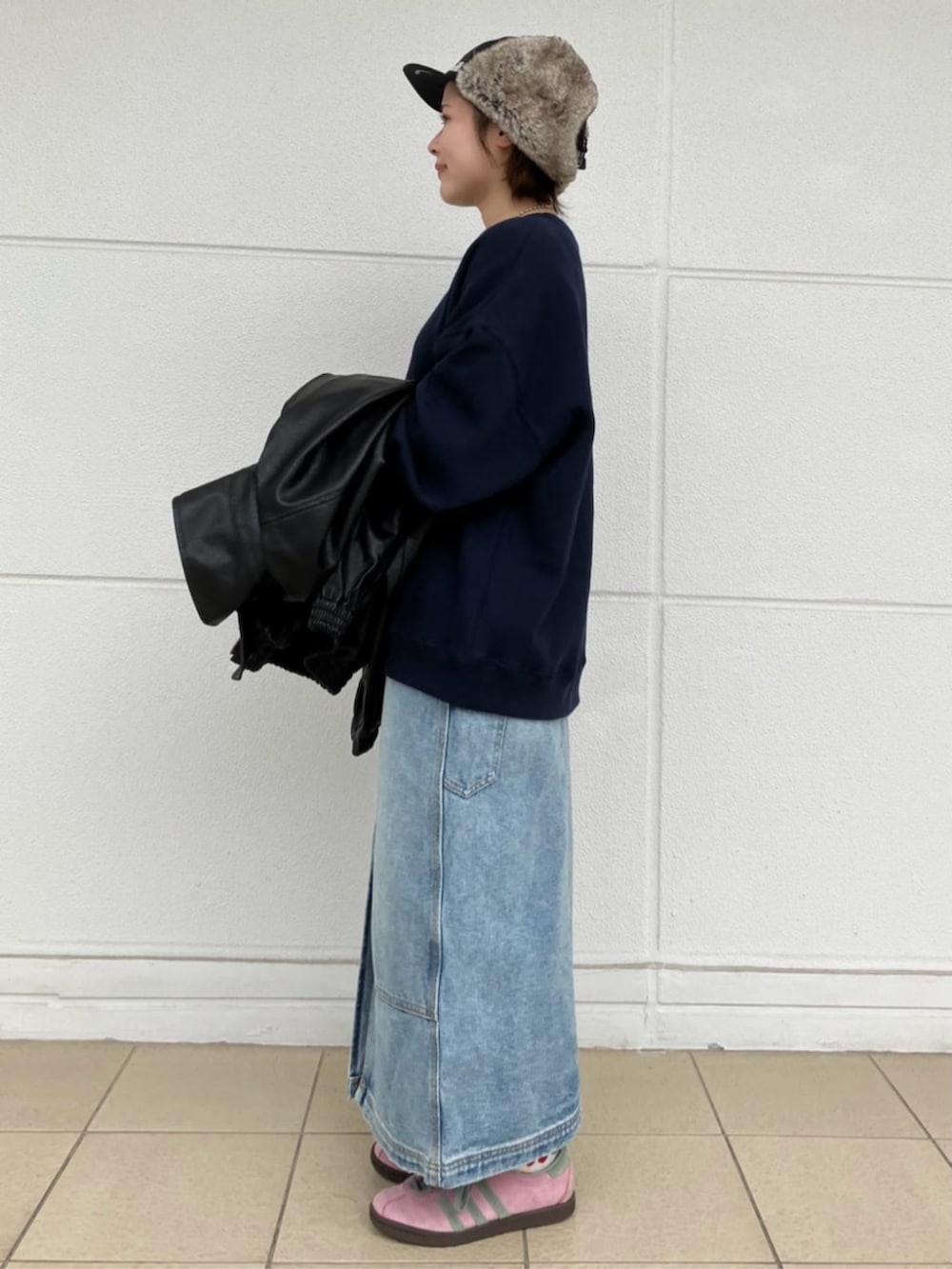 ブルー系のスウェットを着用したレディースの秋コーディネートの2枚目の写真