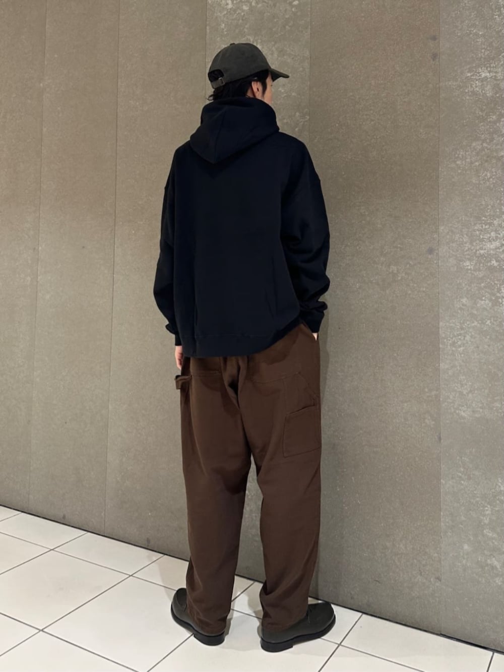 ブラウン系のその他パンツ、ブラック系のパーカーを着用したメンズの秋コーディネートの3枚目の写真