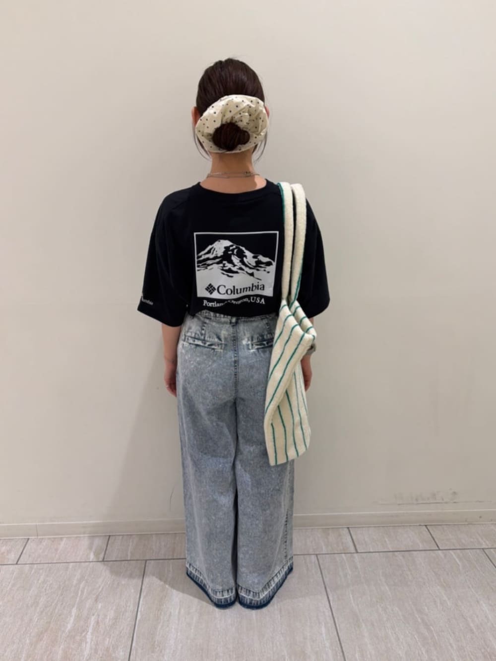 ブラック系のTシャツ/カットソーを着用したメンズの夏コーディネートの2枚目の写真