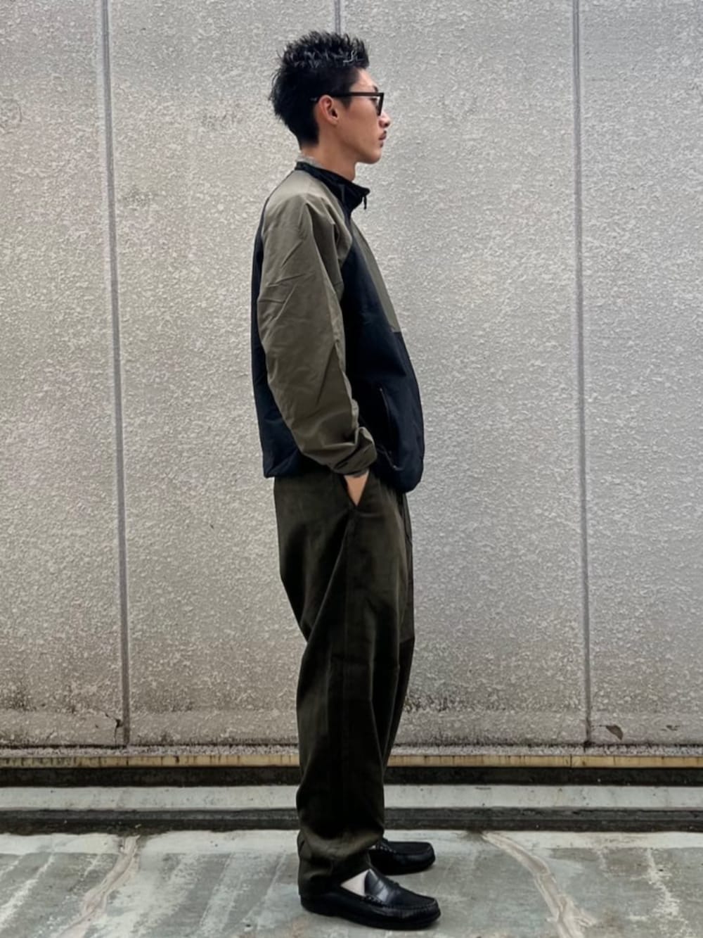 その他のブルゾン、グリーン系のその他パンツを着用したメンズの秋コーディネートの2枚目の写真