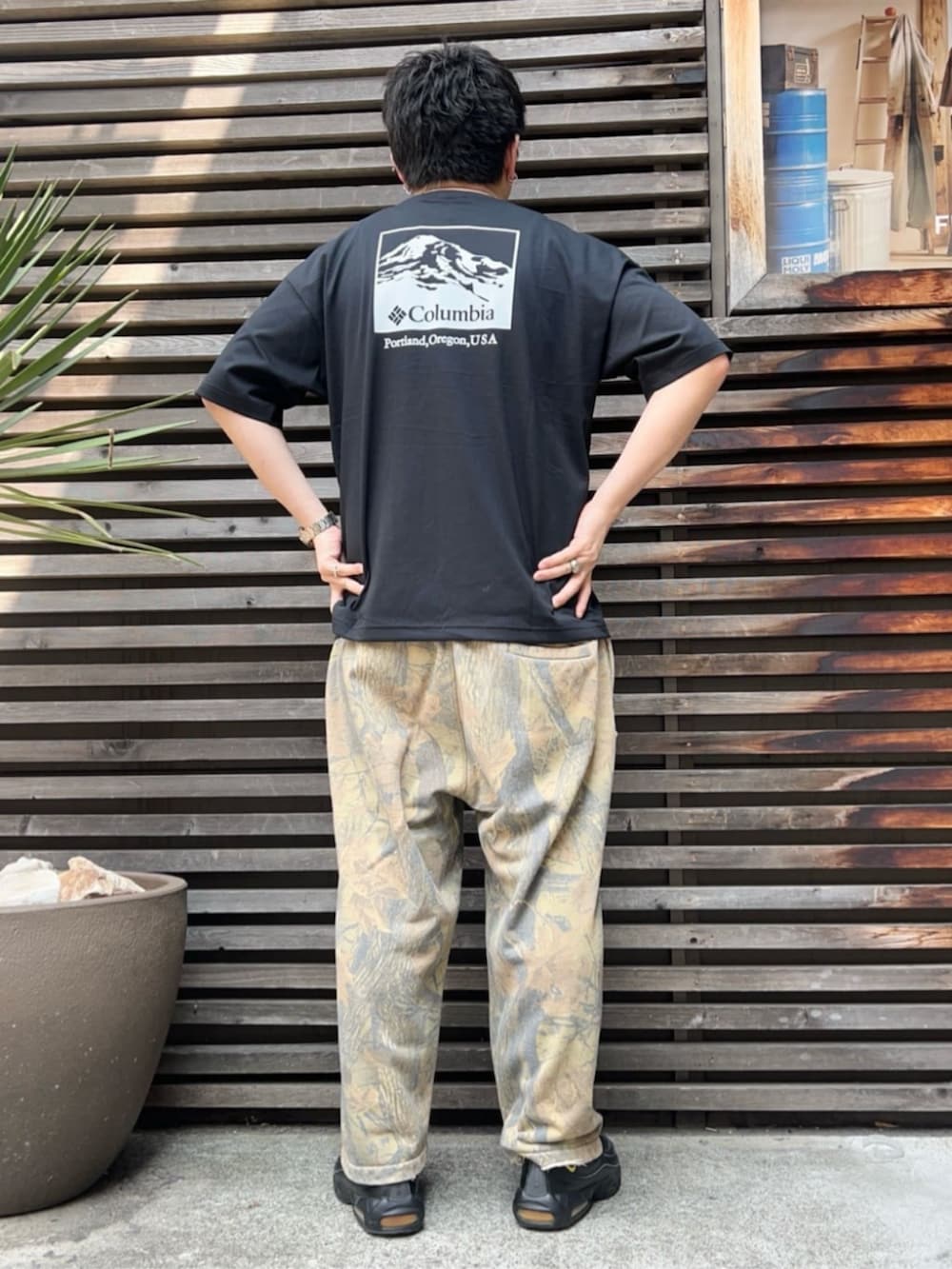 ブラック系のTシャツ/カットソーを着用したメンズの夏コーディネートの2枚目の写真