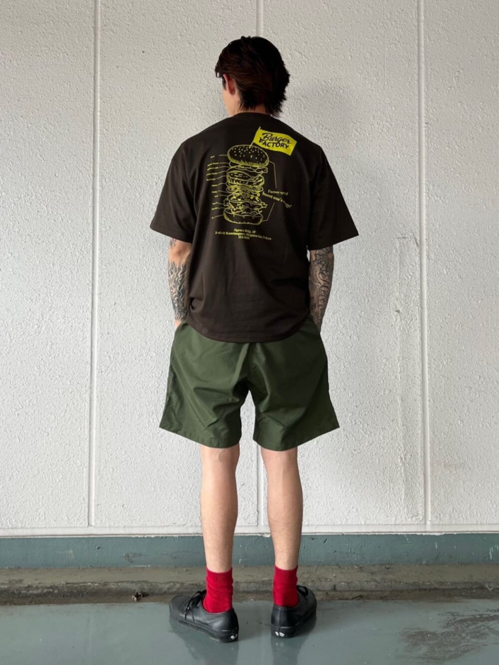 ブラック系のTシャツ/カットソー、グリーン系のその他パンツを着用したメンズの夏コーディネートの3枚目の写真