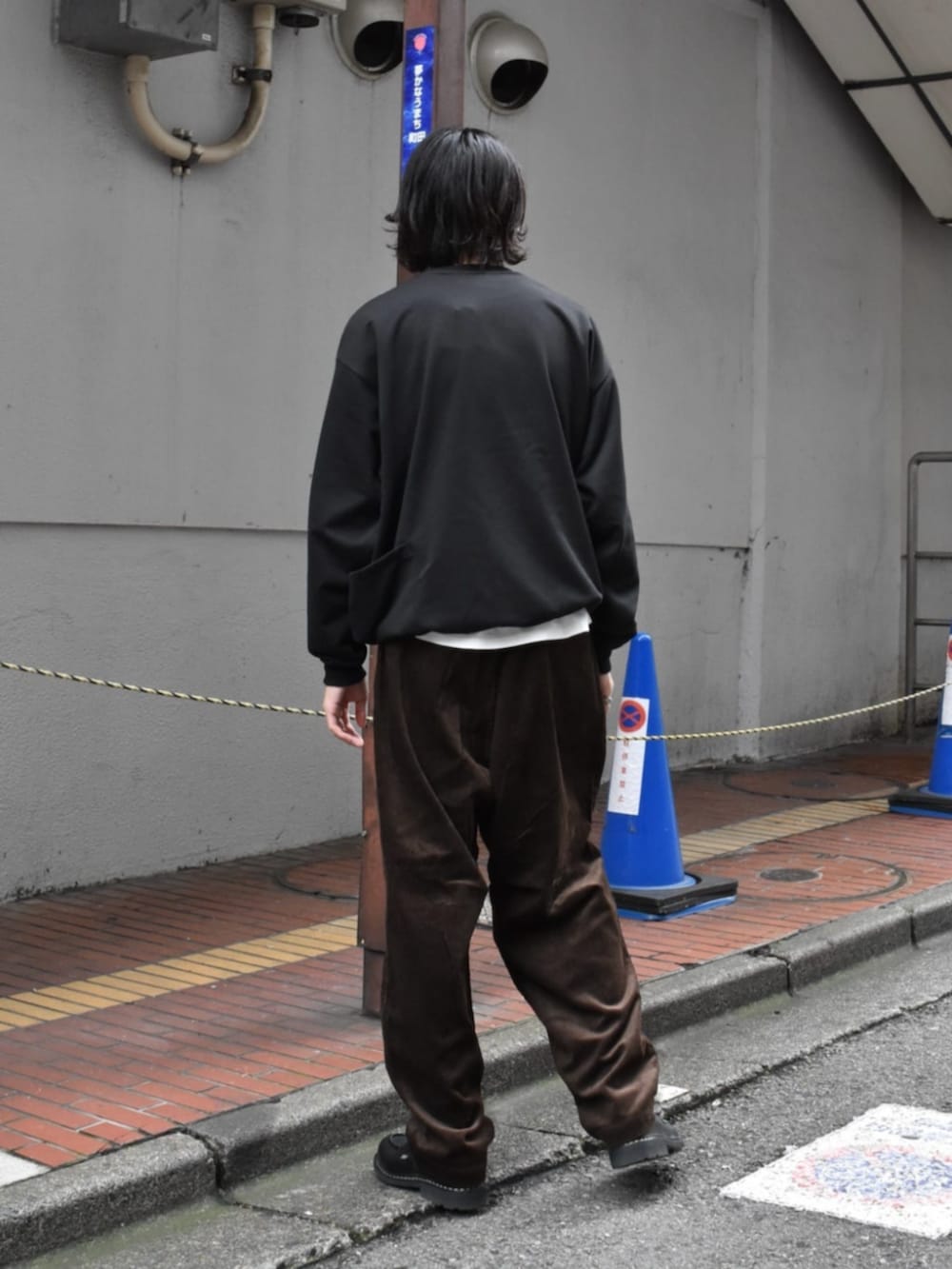 ブラウン系のその他パンツ、ブラック系のTシャツ/カットソーを着用したメンズの秋コーディネートの2枚目の写真